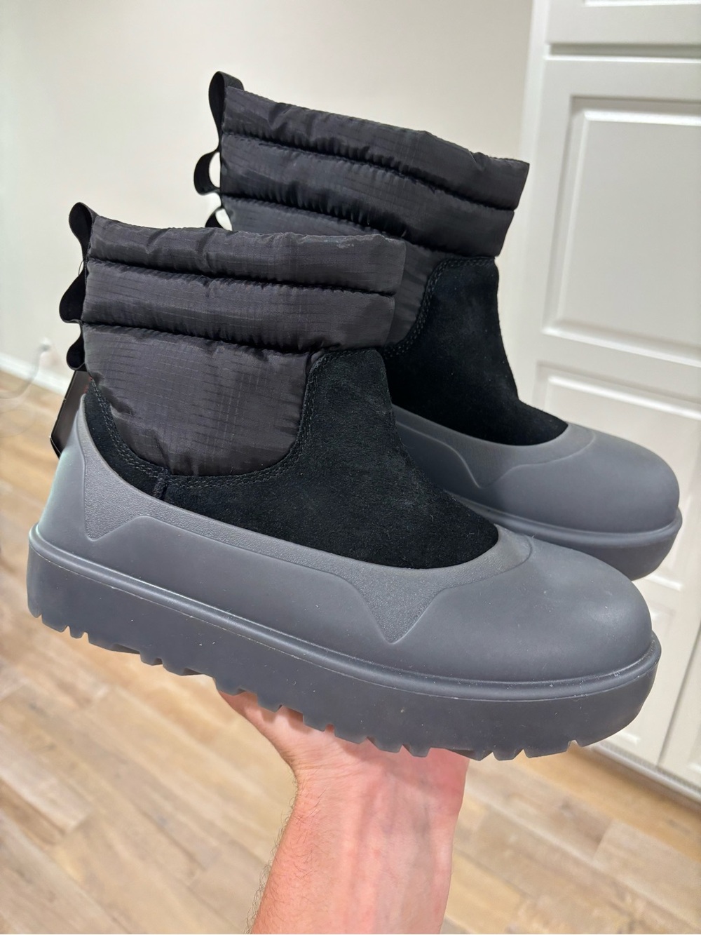 UGG Classic Mini Mod Women’s Size 8 (7M) Black Hybrid Weather Boots | 1158231